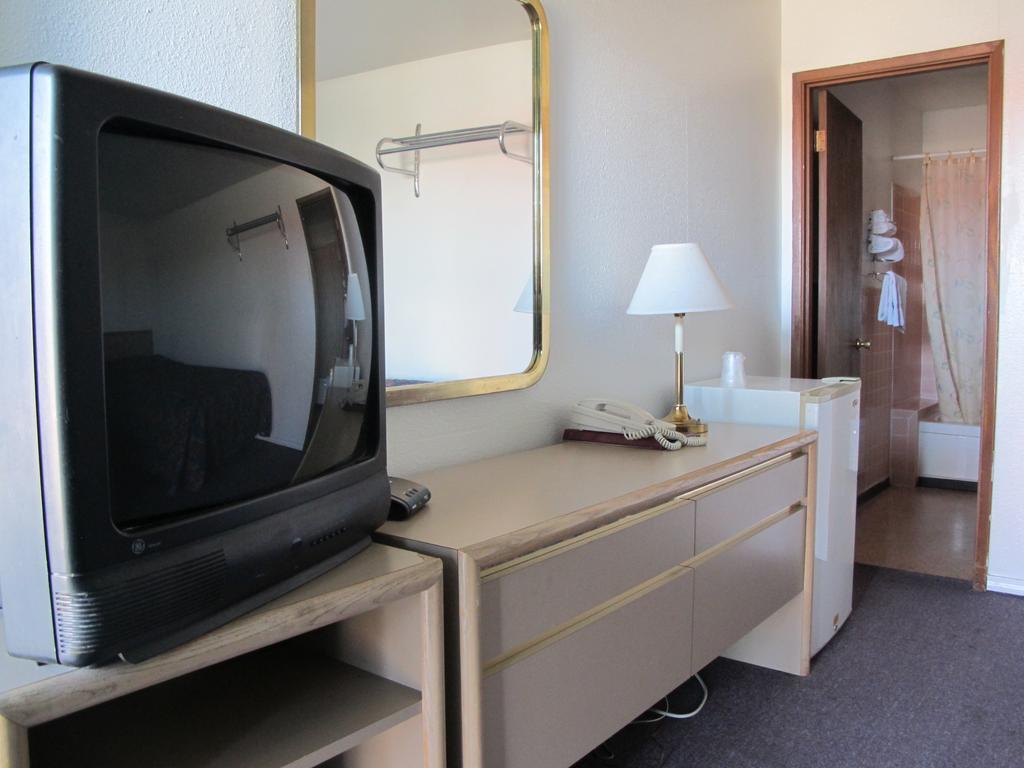 Economy Inn أونتاريو الغرفة الصورة