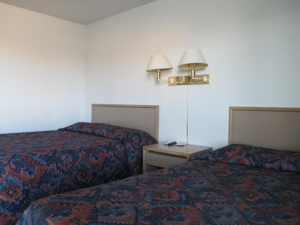 Economy Inn أونتاريو الغرفة الصورة